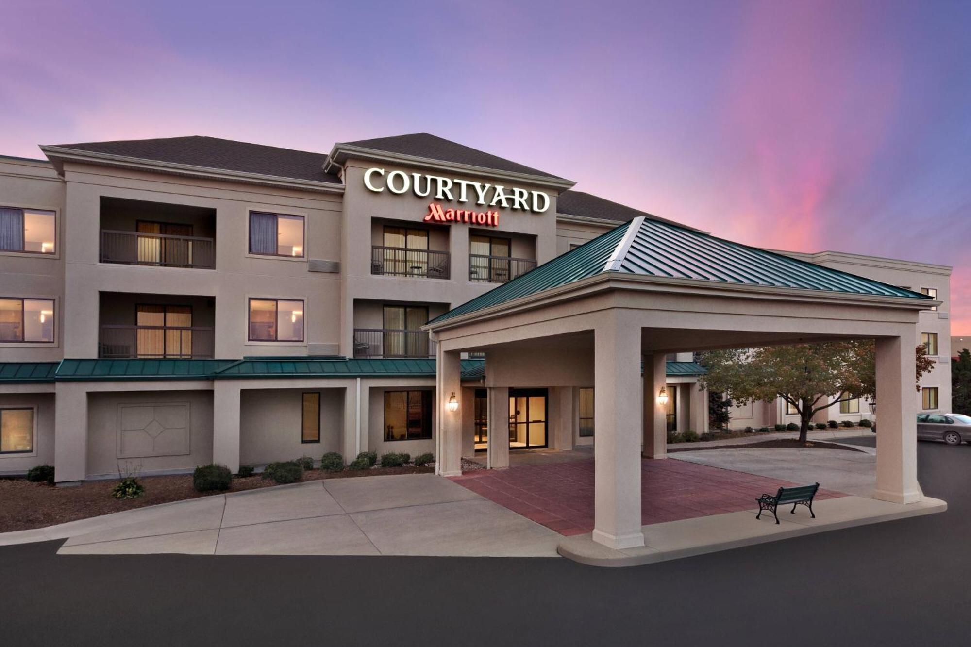 Courtyard By Marriott Топика Экстерьер фото