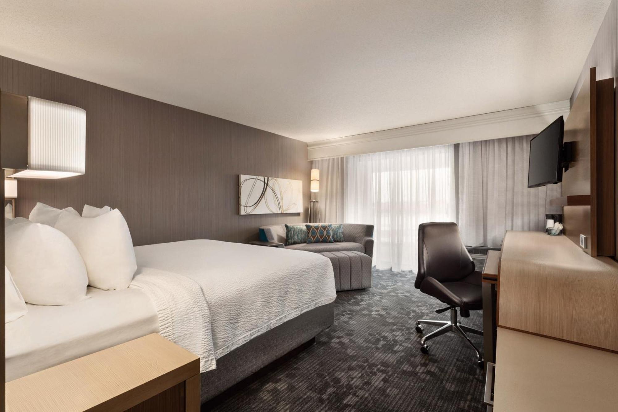 Courtyard By Marriott Топика Экстерьер фото