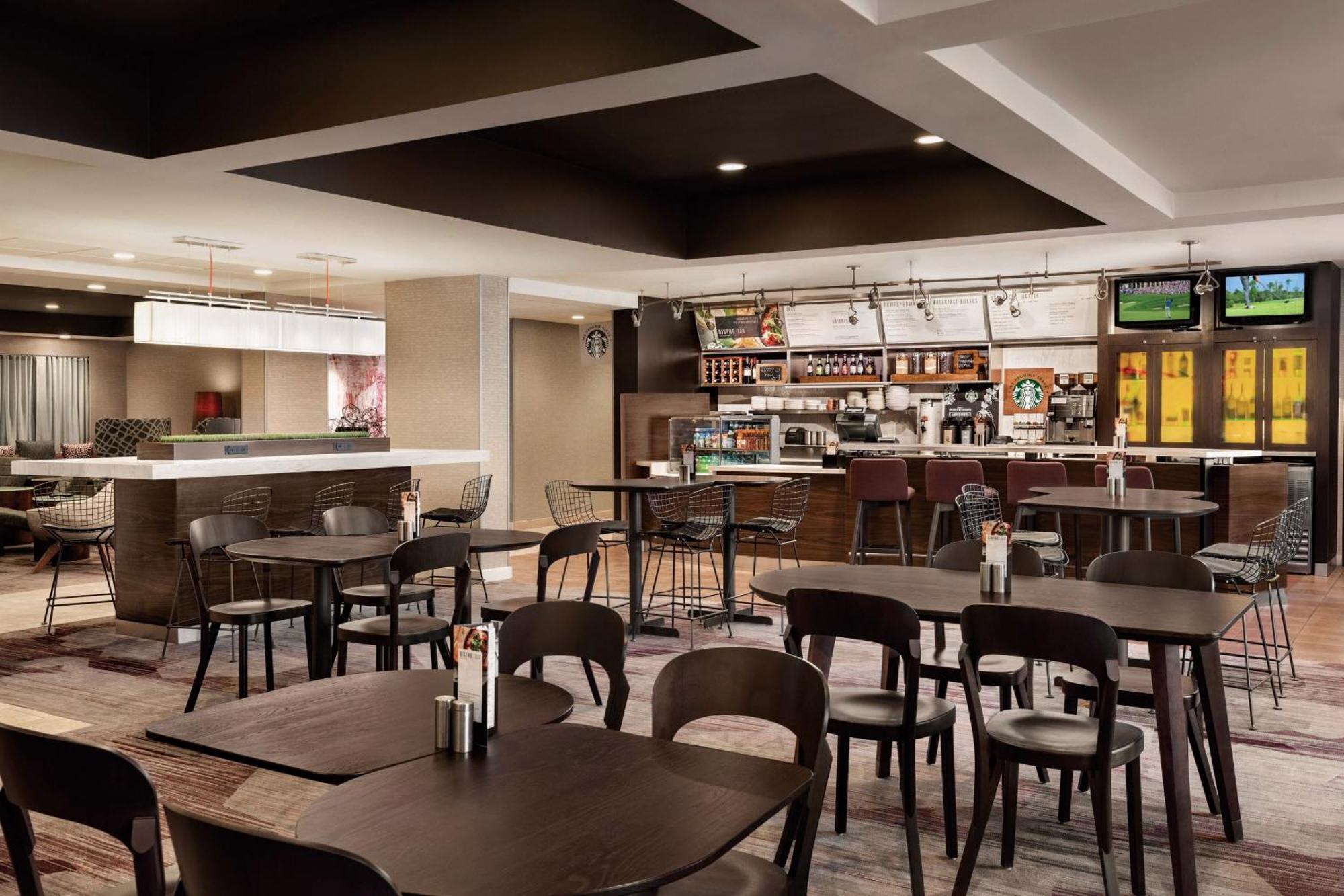 Courtyard By Marriott Топика Экстерьер фото