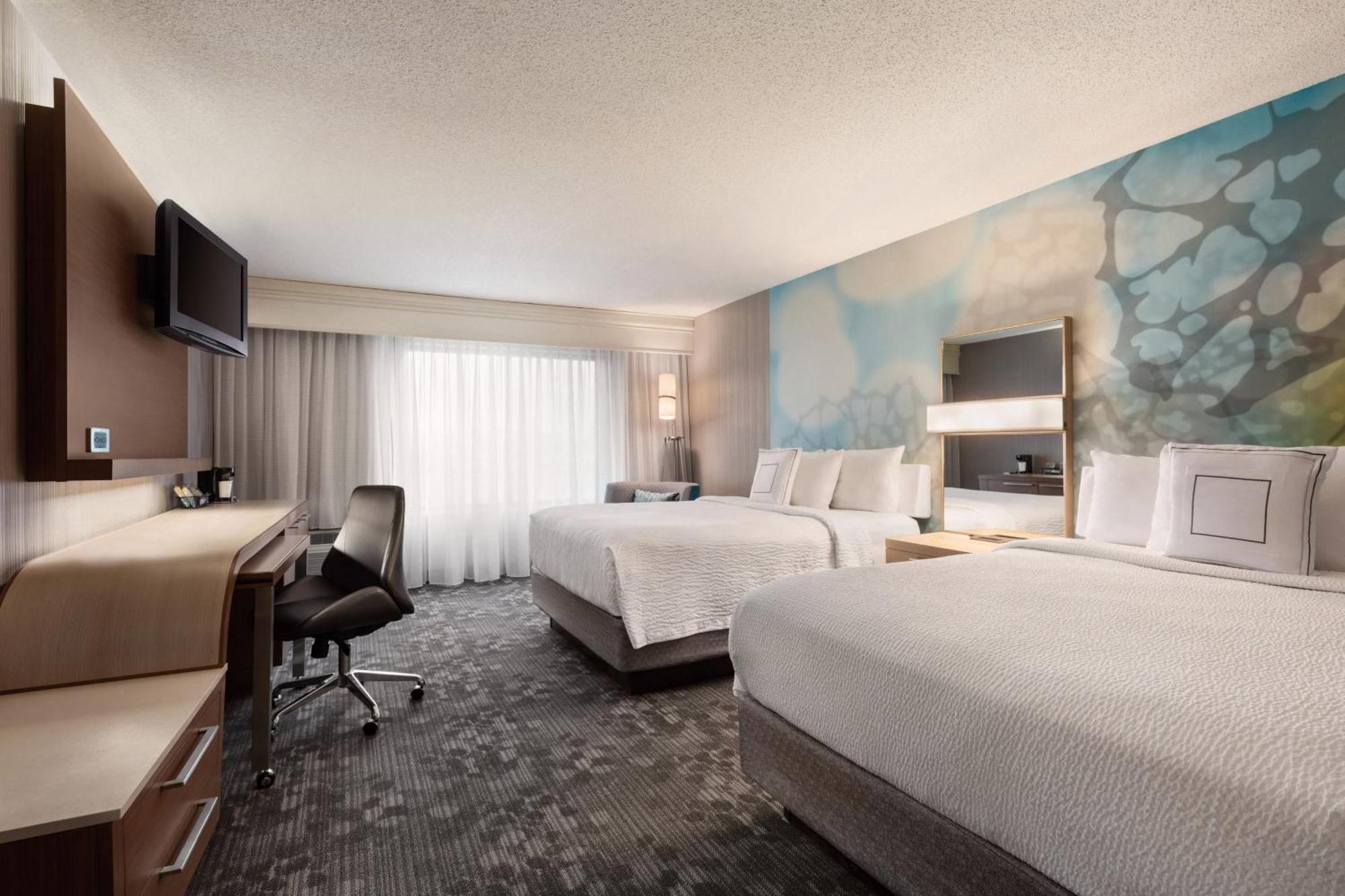Courtyard By Marriott Топика Экстерьер фото