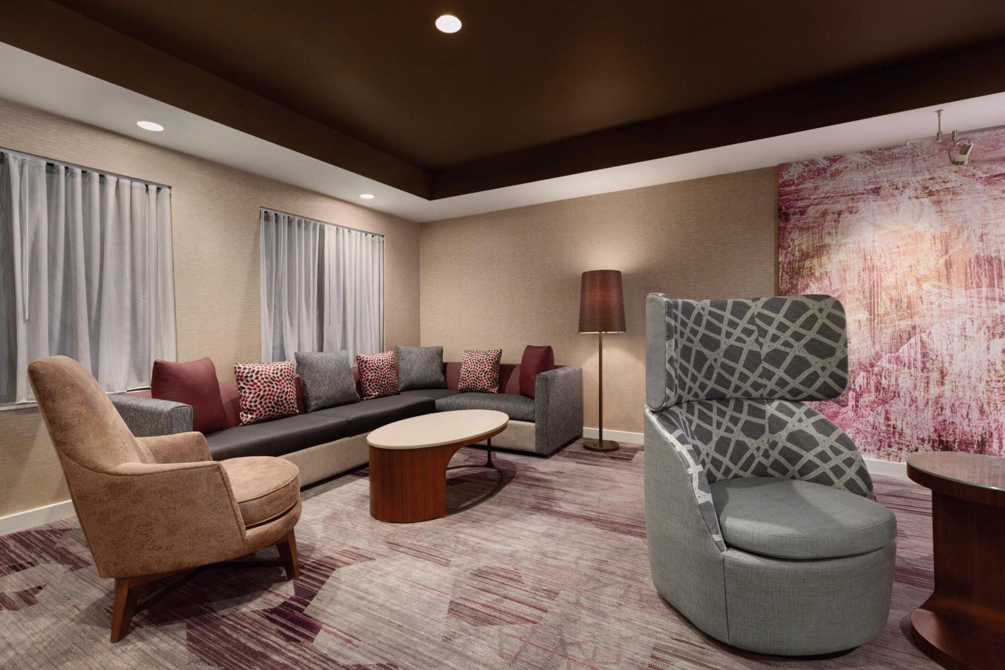 Courtyard By Marriott Топика Экстерьер фото