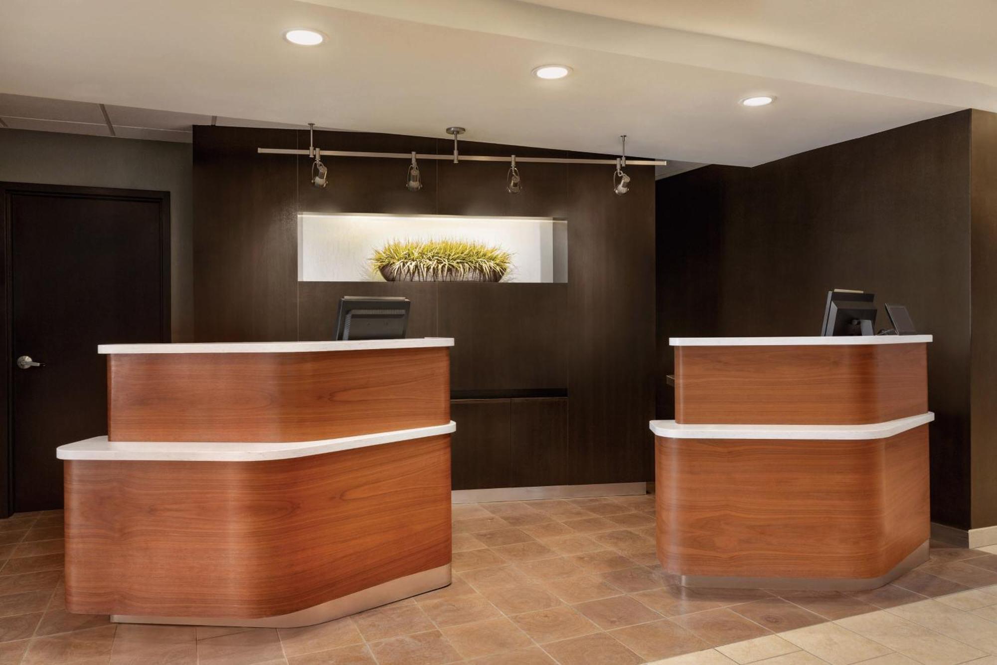 Courtyard By Marriott Топика Экстерьер фото