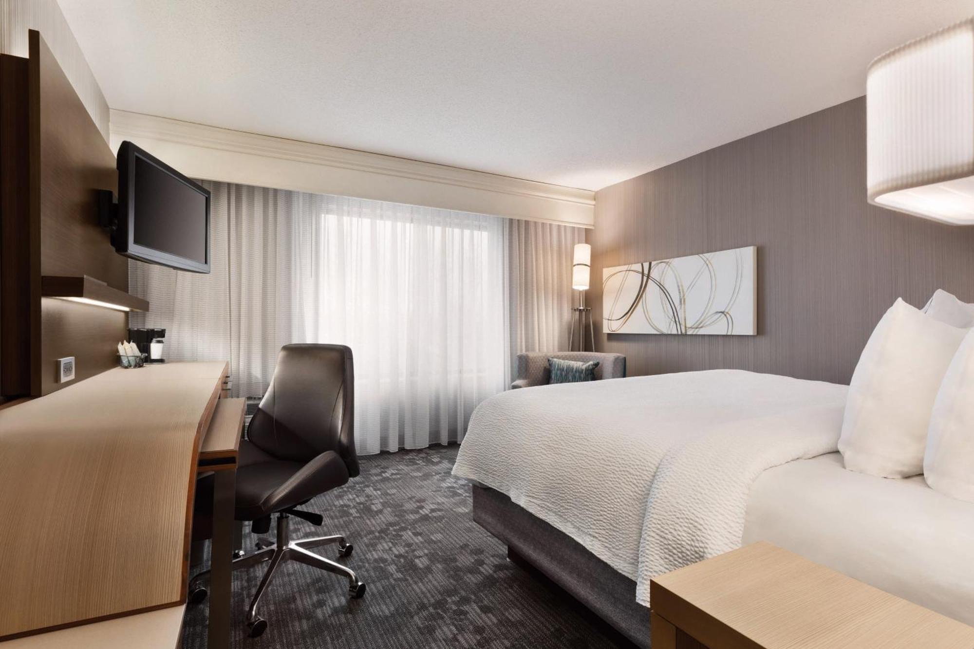 Courtyard By Marriott Топика Экстерьер фото
