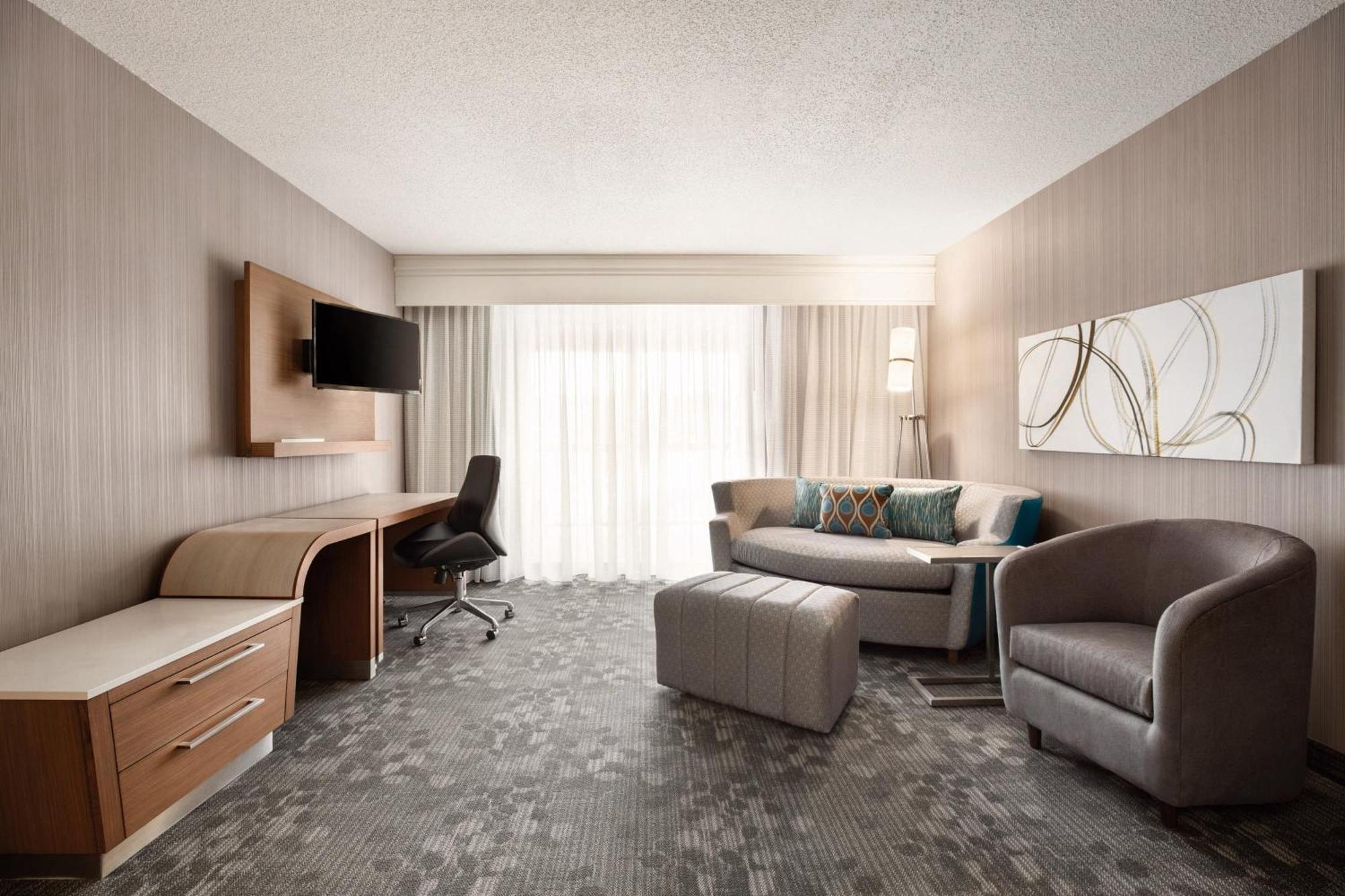 Courtyard By Marriott Топика Экстерьер фото