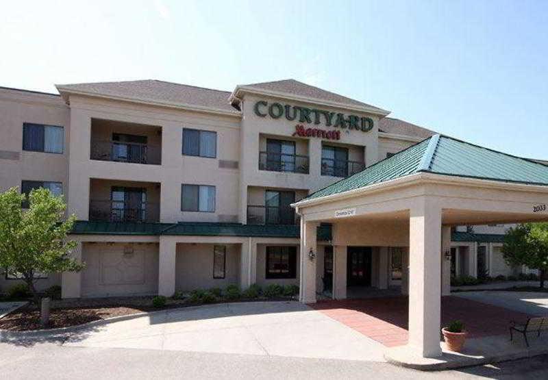 Courtyard By Marriott Топика Экстерьер фото