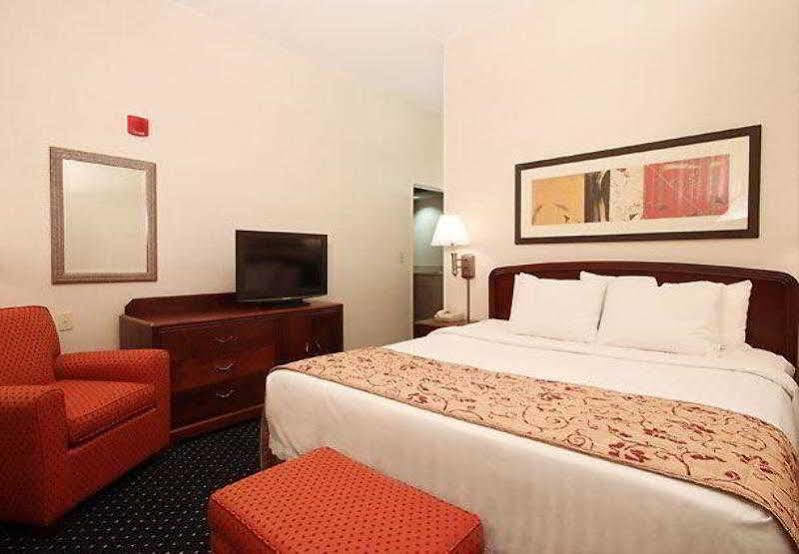 Courtyard By Marriott Топика Экстерьер фото