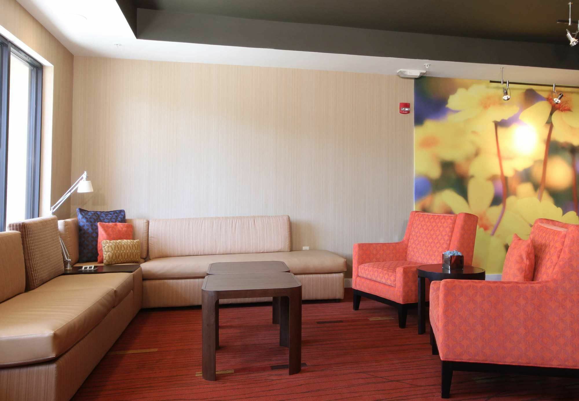 Courtyard By Marriott Топика Экстерьер фото