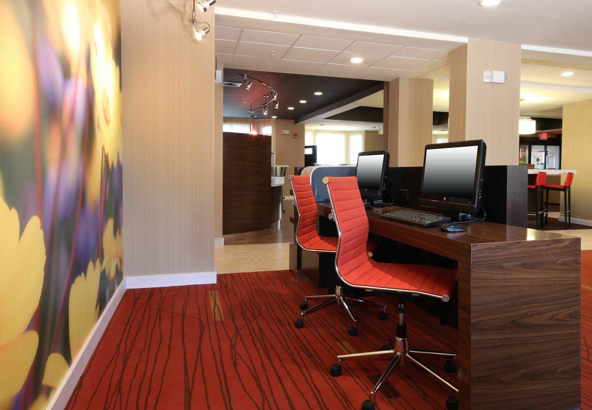 Courtyard By Marriott Топика Экстерьер фото